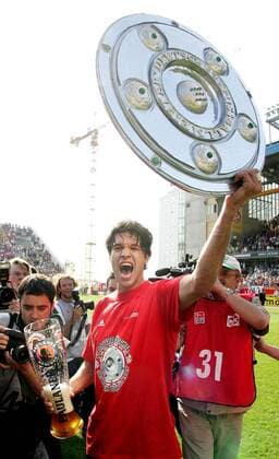 Michael Ballack (Bayern) feiert die Deutsche Meisterschaft Fußball 1. BL Herren Saison 2004 2005, FC Bayern München, T Shirt Gruppe Kaiserslautern Begeisterung, Freude,
