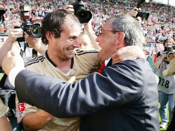 Trainer Felix Magath (re.) und Mehmet Scholl (beide Bayern) feiern die Deutsche Meisterschaft Fußball 1. BL Herren Saison 2004 2005, FC Bayern München Gruppe Kaiserslautern Harmonie, Glück Begeisterung, Freude,
