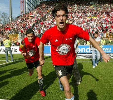 Nichts wie weg - Michael Ballack (re.) und Hasan Salihamidzic (beide Bayern) haben ganz offensichtlich den Fotografen als Ziel ihrer nächsten Bierdusche ausgemacht... Fußball 1. BL Herren Saison 2004 2005, FC Bayern München Gruppe Kaiserslautern Glück Begeisterung, Freude,