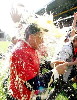 Trainer Felix Magath (Bayern) bekommt zur Deutschen Meisterschaft eine Bierdusche verpasst Fußball 1. BL Herren Saison 2004 2005, FC Bayern München, Deutscher Meister, Meisterfeier, Feier Einzelbild Kaiserslautern
