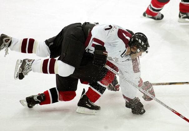 Karlis Skrastins (Lettland, oben) fällt über einen kanadischen Spieler Eishockey WM Herren Weltmeisterschaft 2005, Länderspiel, Nationalmannschaft, Nationalteam, Gruppe B, Nationaltrikot Gruppe Innsbruck Dynamik,