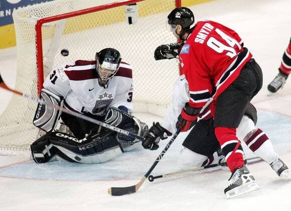 Ryan Smyth (Kanada, re.) zieht gegen Goalie Edgars Masalskis (Lettland) ab Eishockey WM Herren Weltmeisterschaft 2005, Länderspiel, Nationalmannschaft, Nationalteam, Gruppe B, Nationaltrikot Gruppe Innsbruck