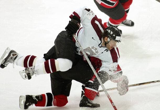 Karlis Skrastins (Lettland, oben) fällt über einen kanadische Spieler Eishockey WM Herren Weltmeisterschaft 2005, Länderspiel, Nationalmannschaft, Nationalteam, Gruppe B, Nationaltrikot Gruppe Innsbruck Dynamik,