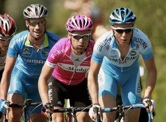 Matthias Kessler (T Mobile, Mitte), Stefan Schumacher (Shimano, li.) und Fabian Wegmann (Gerolsteiner alle Deutschland) Radsport Herren Rund um den Henninger Turm 2005, Straßenradsport, Straße, Rad Gruppe Frankfurt M. Anstrengung