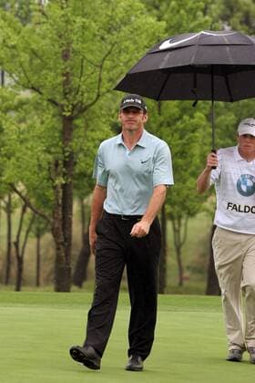 Nick Faldo (England) skeptisch im Regen Golf Herren BMW Asian Open 2005, PGA European Tour, Golfen Gruppe IMCpau3790118 Shanghai Skepsis,