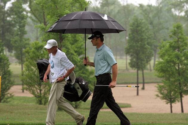 Nick Faldo (England) und dessen Caddy suchen Schutz unter einem Regenschirm Golf Herren BMW Asian Open 2005, PGA European Tour, Golfen Gruppe IMCpau3789920 Shanghai