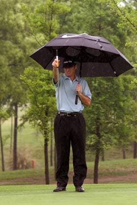 Nick Faldo (England) taxiert die Putlinie bei starkem Regen Golf Herren BMW Asian Open 2005, PGA European Tour, Golfen Einzelbild IMCpau3790116 Shanghai