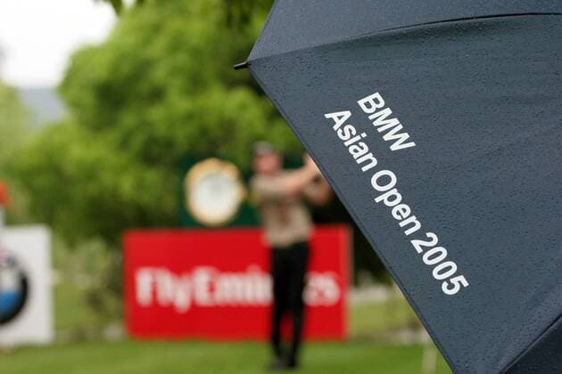 Regenwetter bei den BMW Asian Open 2005 - da hilft nur ein Schirm Golf Herren BMW Asian Open 2005, PGA European Tour, Golfen Einzelbild IMCpau3789905 Shanghai