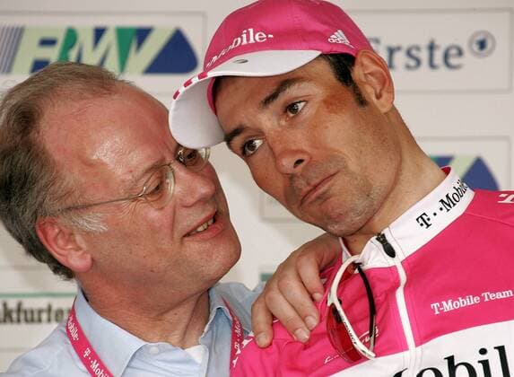 BDR Präsident Rudolf Scharping gratuliert Erik Zabel (T Mobile) zum Gewinn bei Rund um den Henninger Turm Radsport Herren Rund um den Henninger Turm 2005, Straßenradsport, Straße, Rad Gruppe Frankfurt M. Harmonie