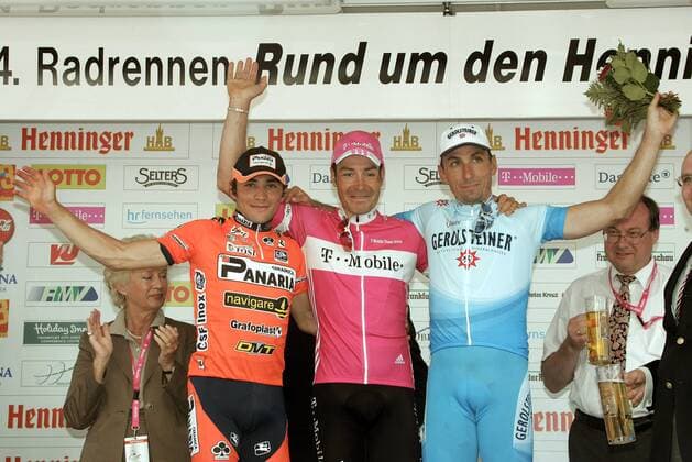 Siegerehrung bei Rund um den Henninger Turm - Sieger Erik Zabel (Deutschland T Mobile, Mitte), Alejandro Borajjo (Argentinien Ceramica Panaria, li.) und Markus Zberg (Schweiz Gerolsteiner) Radsport Herren Rund um den Henninger Turm 2005, Straßenradsport, Straße, Rad Gruppe Frankfurt M. Freude,