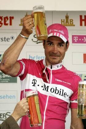 Eric Zabel (Deutschland T Mobile) gönnt sich auf den Gewinn bei Rund um den Henninger Turm ein Bier Radsport Herren Rund um den Henninger Turm 2005, Straßenradsport, Straße, Rad Einzelbild Frankfurt M. Freude,