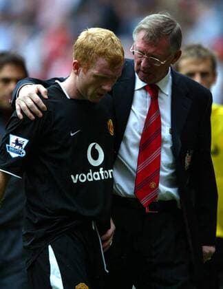 Paul Scholes und Trainer Sir Alex Ferguson (beide Manchester United) - Abgang -  Fußball Herren English Premier League 2004 2005, 1. Englische Liga, Manchester United, ManU Gruppe Charlton Harmonie