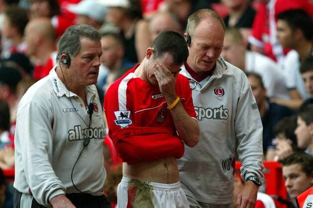 Francis Jeffers (Charlton) wird verletzt von Ordnern vom Platz begleitet -  Fußball Herren English Premier League 2004 2005, 1. Englische Liga, Charlton Athletic Gruppe Charlton