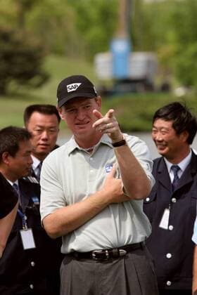 Ernie Els (Südafrika) - skeptisch -  Golf Herren BMW Asian Open 2005, Golfen, PGA European Tour, Vdig Einzelbild IMCpau3800822 Shanghai Skepsis,