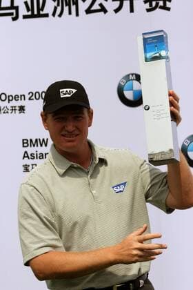 Ernie Els (Südafrika) präsentiert den Siegerpokal der BMW Asian Open 2005 -  Golf Herren BMW Asian Open 2005, Golfen, PGA European Tour, Vdig Einzelbild IMCpau3800905 Shanghai Freude,