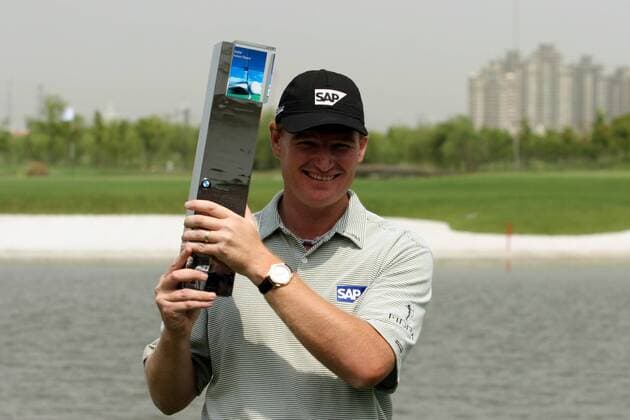 Ernie Els (Südafrika) - der Sieger der BMW Asian Open 2005 präsentiert seine Trophäe -  Golf Herren BMW Asian Open 2005, PGA European Tour, Golfen Einzelbild IMCpau3800914 Shanghai Freude, Begeisterung,