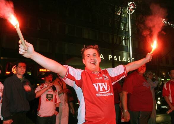 Köln Fan feiert den Aufstieg seines Teams mit Zigarre und Bengalfeuer Fußball 2. BL Herren Saison 2004 2005, 1. FC Köln Einzelbild Köln Freude,