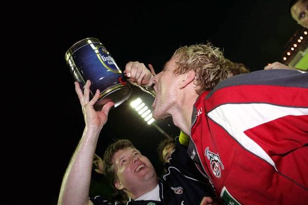 Lukas Sinkiewicz (Köln) bekommt von Zeugwart Volker Hartjens einen ordentlichen Schluck Bier anlässlich des gerade erreichten Wiederaufstiegs Fußball 2. BL Herren Saison 2004 2005, 1. FC Köln, Aufsteiger, Aufstiegsfeier, Aufstieg, Feier, feiern Gruppe Aue, Gaffel Kölsch Freude,