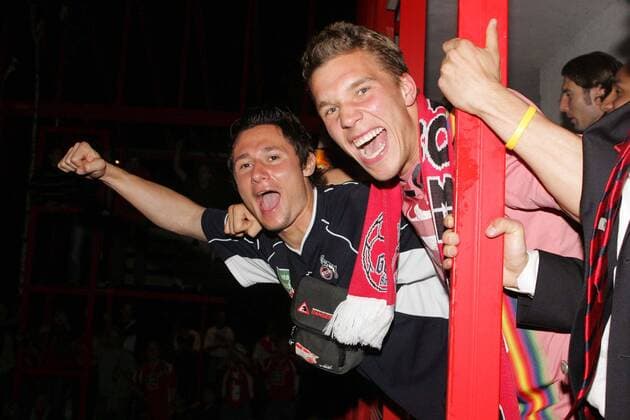 Albert Streit (li.) und Lukas Podolski (beide Köln) bejubeln den Wiederaufstieg in die Erste Bundesliga Fußball 2. BL Herren Saison 2004 2005, 1. FC Köln, Aufstieg, Aufsteiger, Aufstiegsfeier, Feier, feiern Gruppe Köln Freude, Begeisterung,