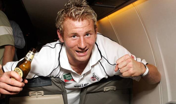 Lukas Sinkiewicz (Köln) bejubelt mit einem Bier in der Hand den Wiederaufstieg in die Erste Bundesliga Fußball 2. BL Herren Saison 2004 2005, 1. FC Köln, Aufstieg, Aufsteiger, Aufstiegsfeier, Feier, feiern Porträt Köln Freude,