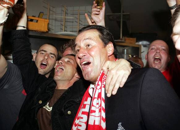 Trainer Huub Stevens (Köln, re.) bejubelt gemeinsam mit den Fans den Wiederaufstieg in die Erste Bundesliga Fußball 2. BL Herren Saison 2004 2005, 1. FC Köln, Aufstieg, Aufsteiger, Aufstiegsfeier, Feier, feiern Gruppe Köln Freude, Begeisterung,