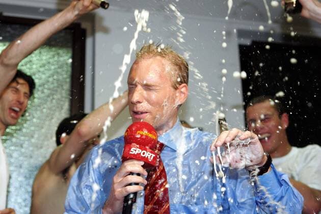 Premiere Reporter Jan Henkel muss eine Bierdusche über sich ergehen lassen Fußball 2. BL Herren Saison 2004 2005, 1. FC Köln, Aufstiegsfeier, Aufstieg, Aufsteiger, Feier, feiern, Kabinenfeier Einzelbild Kabine, Umkleide, Umkleidekabine Aue