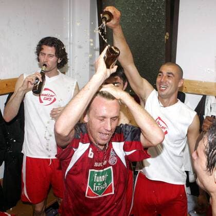 Sebastian Schindzielorz (vorn) wird von Fabio Bilica (re.) mit Bier übergossen, li. Roland Benschneider (alle Köln) trinkt den Gerstensaft lieber selber Fußball 2. BL Herren Saison 2004 2005, 1. FC Köln, Aufstiegsfeier, Aufstieg, Aufsteiger, Feier, feiern, Kabinenfeier Gruppe Kabine, Umkleide, Umkleidekabine Aue Begeisterung, Freude,