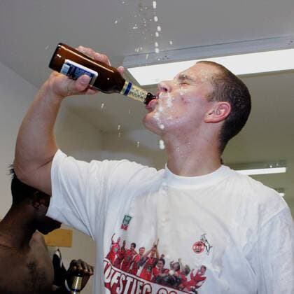 Thomas Bröker (Köln) gönnt sich anlässlich des Wiederaufstiegs einen kräftigen Schluck Bier Fußball 2. BL Herren Saison 2004 2005, 1. FC Köln, Aufstiegsfeier, Aufstieg, Aufsteiger, Feier, feiern, Kabinenfeier Einzelbild Kabine, Umkleide, Umkleidekabine Aue, Gaffel Kölsch Freude,