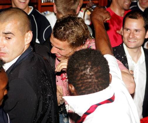 Lukas Podolski (Köln, hi.) erhält eine Kölschdusche Fußball 2. BL Herren Saison 2004 2005, 1. FC Köln, Aufstieg, Aufsteiger, Aufstiegsfeier, Feier, feiern, Ankunft Gruppe Köln Freude, Begeisterung,
