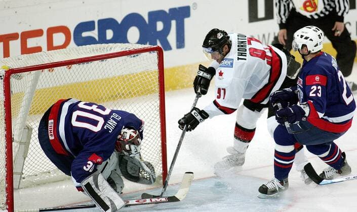Joe Thornton (Kanada) trifft zum 1:0, Goalie Gaber Glavic und Damjan Dervaric (beide Slowenien) haben das Nachsehen Eishockey WM Herren IIHF Weltmeisterschaft 2005, Gruppe B, Länderspiel, Nationalmannschaft, Nationalteam, Nationaltrikot Gruppe Innsbruck Dynamik,