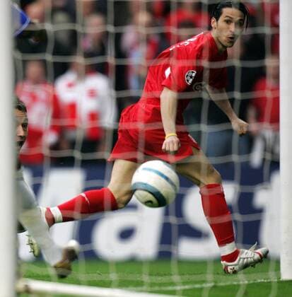 Luis Garcia (Liverpool) schaut dem Ball nach, der zum 1:0 im Tor verschwindet Fußball EC 1 Herren Champions League 2004 2005, Halbfinale, Liverpool FC Einzelbild Liverpool Spannung