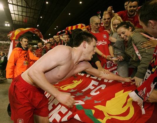 John Arne Riise (Liverpool) schenkt nach dem Einzug ins Champions League Finale einem weiblichen Fan sein Trikot Fußball EC 1 Herren Champions League 2004 2005, Halbfinale, Liverpool FC Gruppe Liverpool