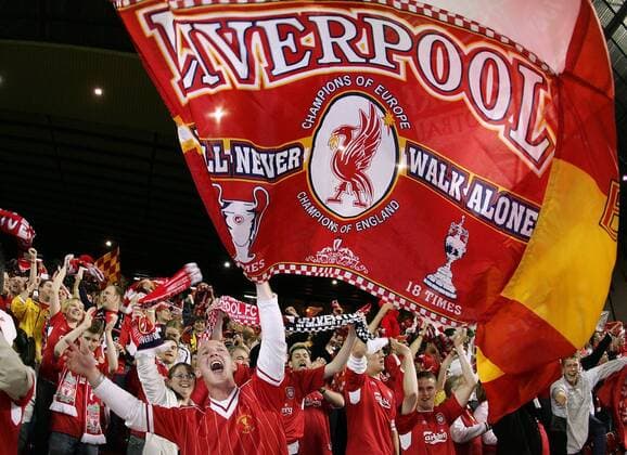Liverpooler Fans schwenken eine große Vereinsfahne, auf der die Vereinshymne zu lesen ist: You ll never walk alone Fußball EC 1 Herren Champions League 2004 2005, Halbfinale, Liverpool FC Totale Liverpool Glück Freude