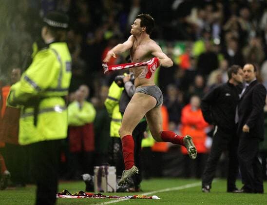 John Arne Riise (Liverpool) schenkt für den Einzug ins Finale der Champions League sein letztes Hemd her Fußball EC 1 Herren Champions League 2004 2005, Halbfinale, Liverpool FC Einzelbild Liverpool Höhe Freude, Begeisterung