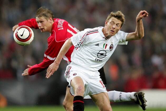 Jon Dahl Tomasson (Milan, re.) gegen Theo Lucius (Eindhoven) Fußball EC 1 Herren Champions League 2004 2005, Halbfinale, PSV Eindhoven - AC Mailand 3:1 Gruppe Eindhoven Dynamik