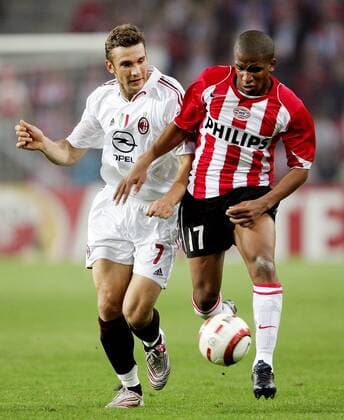 Jefferson Farfan (Eindhoven, re.) gegen Andriy Shevchenko (Milan) Fußball EC 1 Herren Champions League 2004 2005, Halbfinale, PSV Eindhoven - AC Mailand 3:1 Gruppe Eindhoven