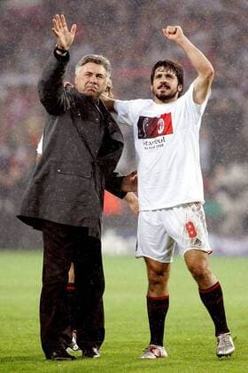 Trainer Carlo Ancelotti und Ivan Gennaro Gattuso (beide Milan) bedanken sich bei den Zuschauern -  Fußball EC 1 Herren Champions League 2004 2005, Halbfinale, AC Mailand Gruppe Finaleinzug Eindhoven Freude,