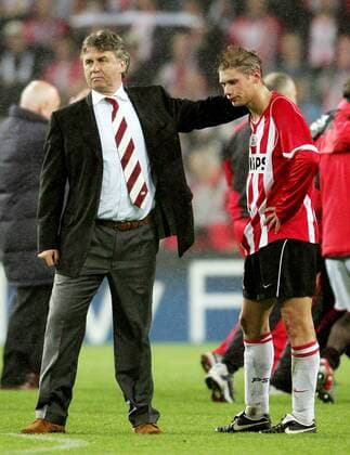 Trainer Guus Hiddink (li.) tröstet Theo Lucius (beide Eindhoven) Fußball EC 1 Herren Champions League 2004 2005, Halbfinale, PSV Eindhoven Gruppe Eindhoven Verzweiflung, Enttäuschung,