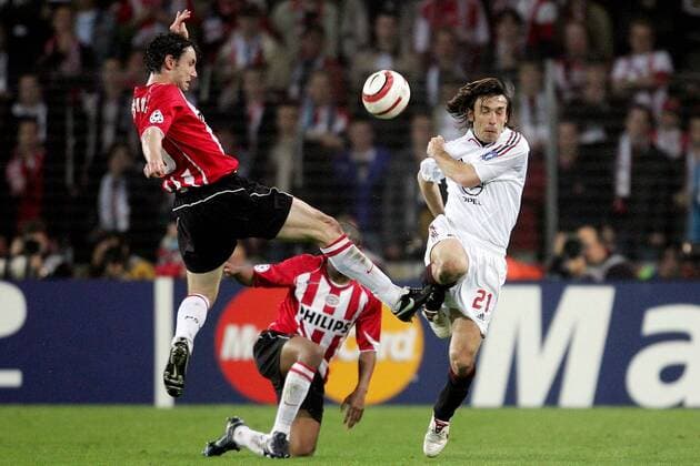 Mark van Bommel (Eindhoven, li.) gegen Andrea Pirlo (Milan) Fußball EC 1 Herren Champions League 2004 2005, Halbfinale, PSV Eindhoven - AC Mailand 3:1 Gruppe Eindhoven Dynamik,