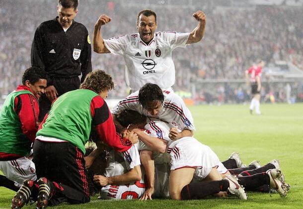 Fassungsloser Torjubel Milan u. a. mit Cafu (hi. re.), Serginho (li.) und Hernan Crespo (2. v. li.), dahinter versucht Schiedsrichter Terje Hauge (Norwegen) die Spieler zum Weiterspielen zu bewegen Fußball EC 1 Herren Champions League 2004 2005, Halbfinale, AC Mailand Gruppe Reservespieler, Ersatzspieler, Auswechselspieler, Eindhoven Begeisterung, Freude,