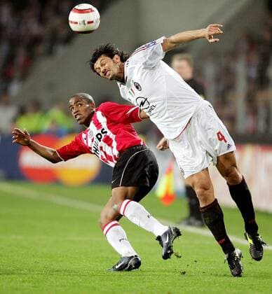 Jefferson Farfan (Eindhoven, li.) geht beim Kopfball von Kakhaber Kaladze (Milan) in Deckung Fußball EC 1 Herren Champions League 2004 2005, Halbfinale, PSV Eindhoven - AC Mailand 3:1 Gruppe Eindhoven Dynamik,