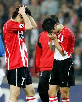 Ji Sung Park (li.) und Young Pyo Lee (beide Eindhoven) verzweifelt -  Fußball EC 1 Herren Champions League 2004 2005, PSV Eindhoven Gruppe Eindhoven Enttäuschung, Verzweiflung,
