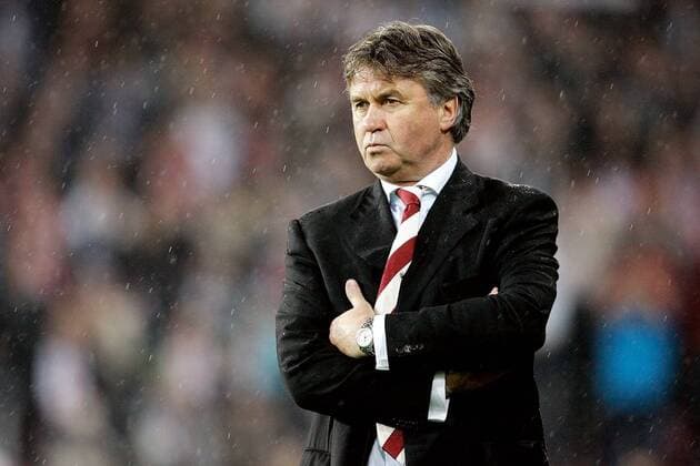 Trainer Guus Hiddink (Eindhoven) steht enttäuscht im Regen -  Fußball EC 1 Herren Champions League 2004 2005, PSV Eindhoven Einzelbild Eindhoven Enttäuschung,