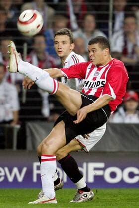 Wilfred Bouma (Eindhoven, vorn) wird am Ball von Andriy Shevchenko (Milan) beobachtet Fußball EC 1 Herren Champions League 2004 2005, Halbfinale, PSV Eindhoven - AC Mailand 3:1 Gruppe Eindhoven Dynamik,