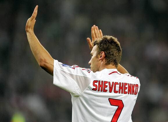 Andriy Shevchenko (Milan) winkt den Anhängern Fußball EC 1 Herren Champions League 2004 2005, Halbfinale, AC Mailand Einzelbild Eindhoven