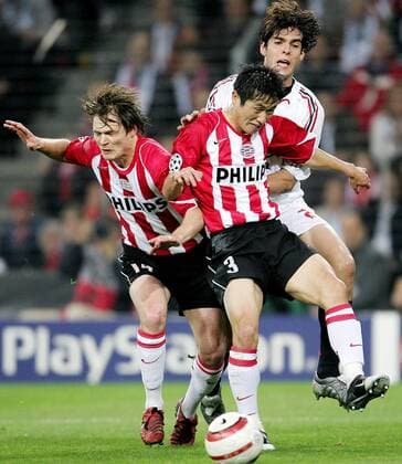 Johann Vogel (li.) und Young Pyo Lee (Mitte, beide Eindhoven) gegen Kaka (Milan) Fußball EC 1 Herren Champions League 2004 2005, Halbfinale, PSV Eindhoven - AC Mailand 3:1 Gruppe Eindhoven Dynamik, Kampf,