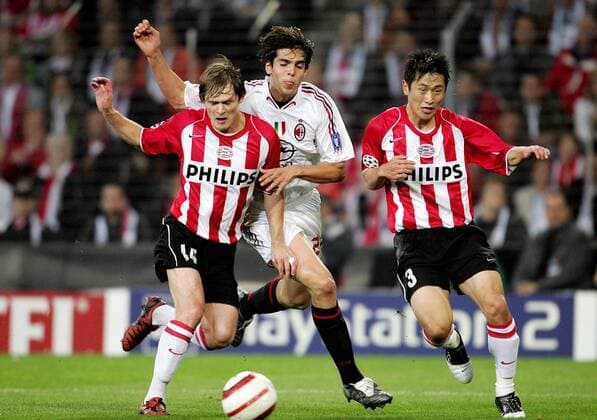 Johann Vogel (li.) und Young Pyo Lee (re., beide Eindhoven) können sich gegen Kaka (Milan) behaupten Fußball EC 1 Herren Champions League 2004 2005, Halbfinale, PSV Eindhoven - AC Mailand 3:1 Gruppe Eindhoven Dynamik,