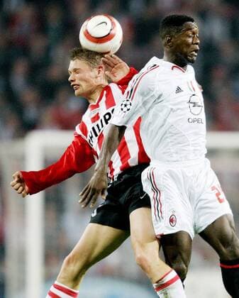 Theo Lucius (Eindhoven, li.) gegen Clarence Seedorf (Milan) -  Fußball EC 1 Herren Champions League 2004 2005, PSV Eindhoven - AC Mailand 3:1 Gruppe Eindhoven Dynamik,