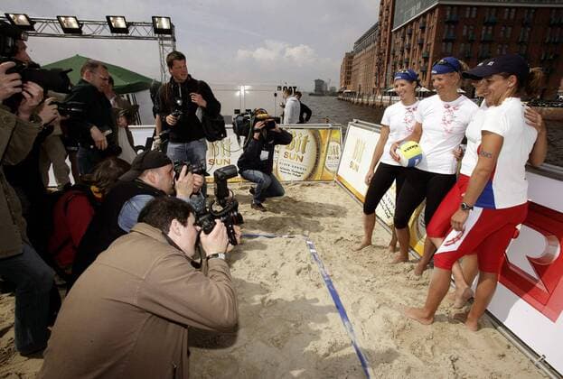 Fotografen lichten die deutschen Beachvolleyballerinnen ab, v. li.: Okka Rau, Stephanie Pohl, Susanne Lahme und Danja Müsch Beachvolleyball Damen Pressetermin zum Auftakt der Beachvolleyball Masters 2005, Beach, Vorstellung, Präsentation, Gruppe Hamburg