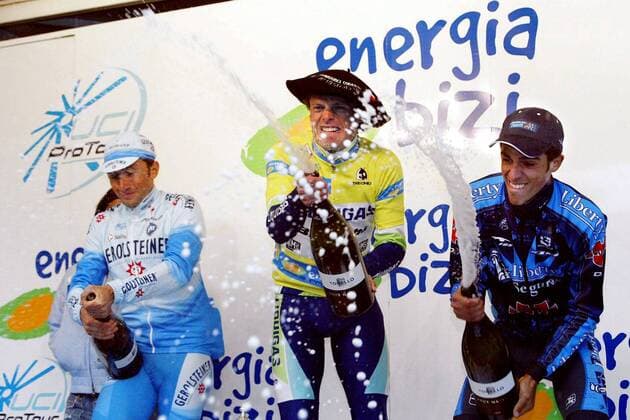 Siegerehrung Baskenland Rundfahrt 2005 - Gesamtsieger Danilo di Luca (Liquigas Bianchi, Mitte), Davide Rebellin (li., Gerolsteiner beide Italien) und Alberto Contador Velasco (Spanien Liberty Seguros) lassen die Champagnerkorken knallen Radsport Herren Baskenland Rundfahrt 2005, Baskenlandrundfahrt, Vuelta al Pais Vasco, ProTour, Gruppe Onati Begeisterung, Freude,